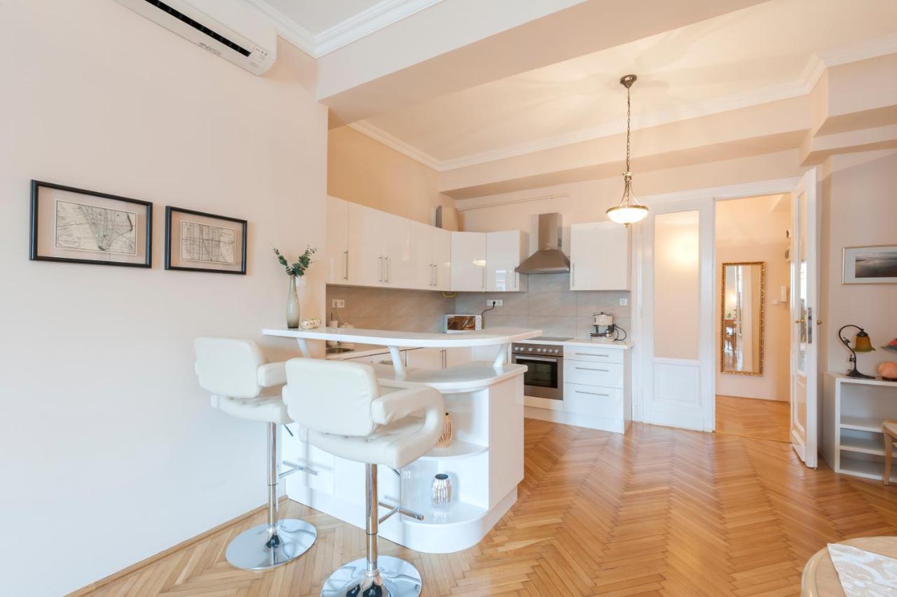 Opera & Basilica 2 Bedrooms With Balcony Budapest Exterior photo
